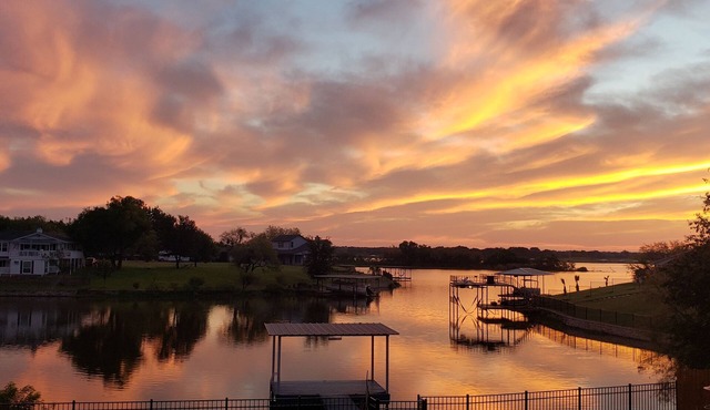 Lakefront Home with dock, 6 Kayaks, Hot Tub! 3 miles to Granbury Square