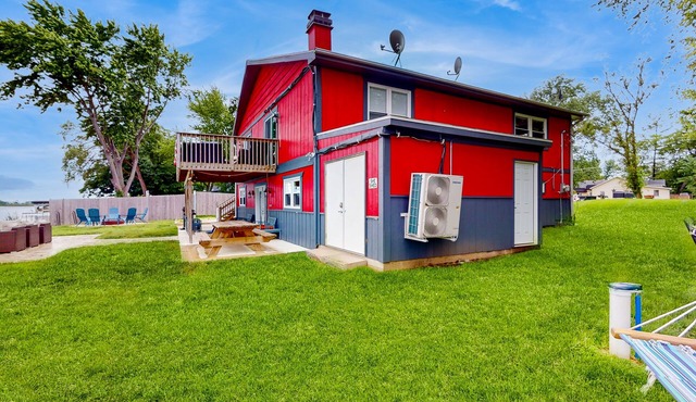 Lakefront home with firepit, 2 kitchens, & 2 W/Ds