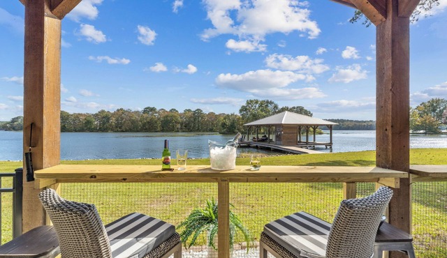 Lakefront Home with flat yard. No Stairs Private Boat Ramp and Screened Porch