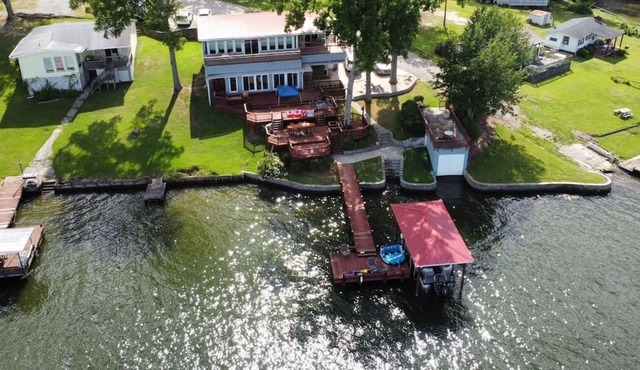 Lakefront Home with HOTTUB! KAYAKS,SUP's,TUBES! King beds, PingPong, CornHole!