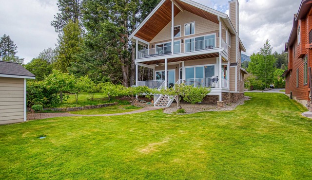 Lakefront home with kayaks, dock, WiFi, fireplaces, BBQ grill