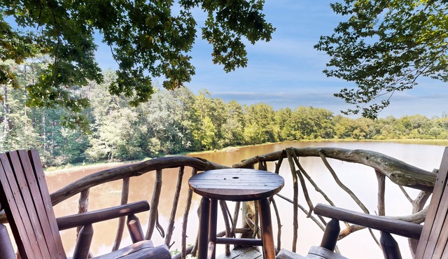 Lakefront home with mountain views, hot tub and access to private 20 acre lake