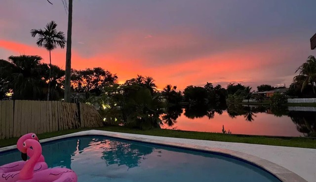 Lakefront home with private pool near Miami