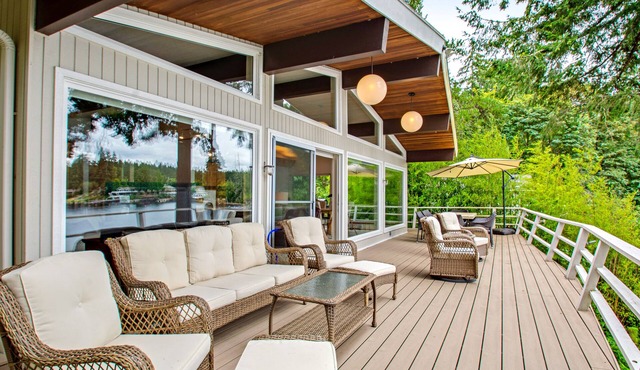 Lakefront home with private dock, paddleboat, fast WiFi, deck, grill & W/D