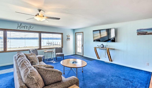 Lakefront Home with Rooftop Deck, Grill, Games!