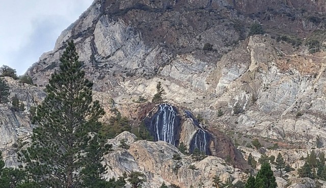 Lakefront home with superb balcony views - near trails & Yosemite - dog-friendly