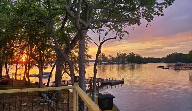 Lakefront Home with Saltwater Pool, Hot Tub, Firepit, Kayaks. Pet Friendly