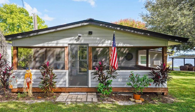 Lakefront Home with Screened Porches in Frostproof!