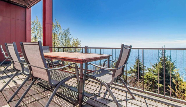 Lakefront home with Stunning Lake Superior Views