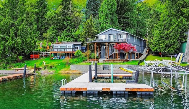 LAKEFRONT HOME with dock! 10 minutes to town, near Gailbraith mountain biking.