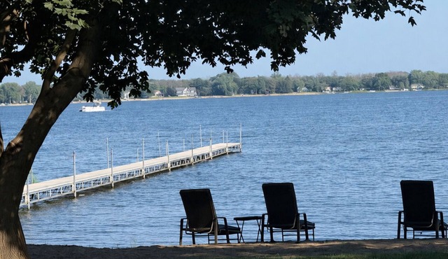Lakefront Home with a Cozy Cabin Feel – Private Beach&Dock, Lake Views, 2BR,1BA