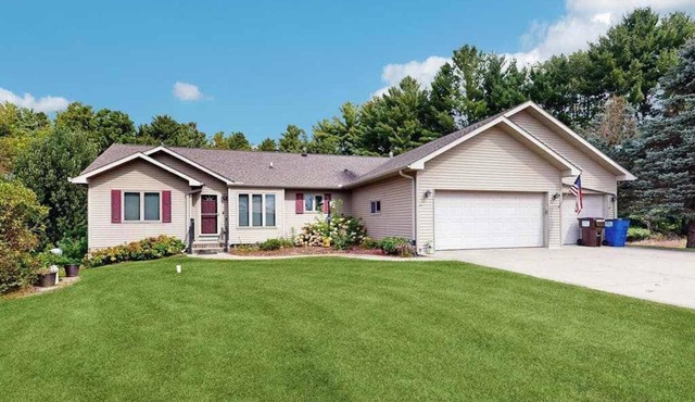 Lakefront home with grill, firepit, pool table, & jetted tub