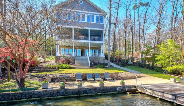 Lakefront home with private dock, 2 kitchens, 2 living areas, grill, pool table