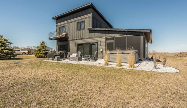 Lakefront home with with Hot Tub & Game Room Sleeps 10