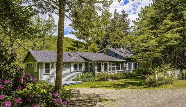 Lakefront home with water views - Dock, Partial A/C, Dog-friendly, Washer-Dryer