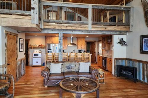 Lakefront home with wraparound deck modern appliances WiFI & dog-friendly