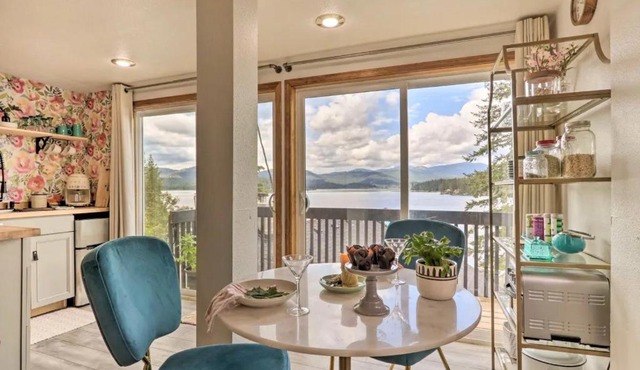 Lakefront Honeymoon Bay Studio Cottage