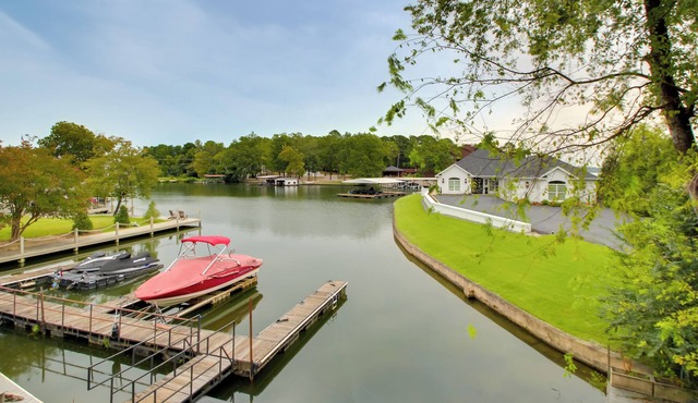 Lakefront Hot Springs Condo w/Dock Access & Views