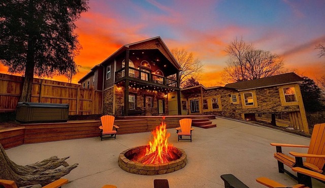 Lakefront, hot tub, 7bdrm, 30 guests, fire pit, kayaks, sxs trails bunk rm.