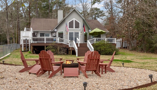 Lakefront, Hot Tub, and Fire Pit on Lake Charmaine