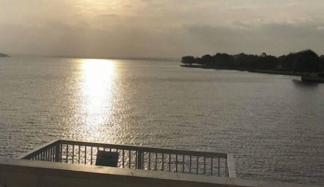 Lakefront-Hot tub bath with serene views- bring a good book!