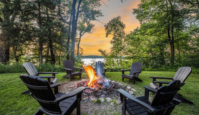 Lakefront Hot Tub - Cabin w/Views, Fire Pit, Dock, Kayaks & Pontoon!