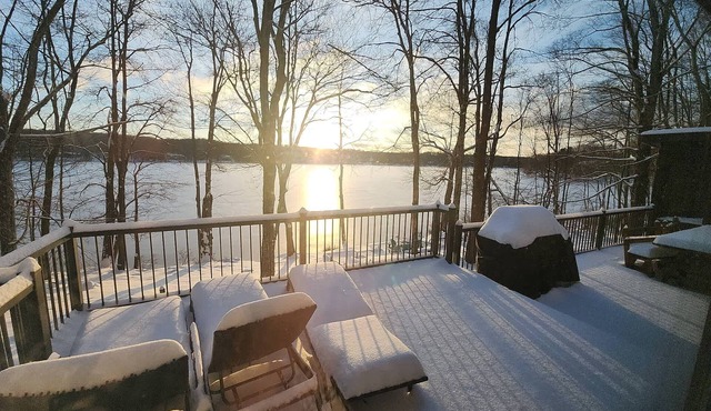 Lakefront * Hot Tub * Canoes * Game Room * Wood FP