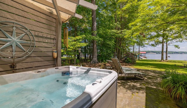 Lakefront, Hot Tub, Dock, Pool Table, Pet Friendly