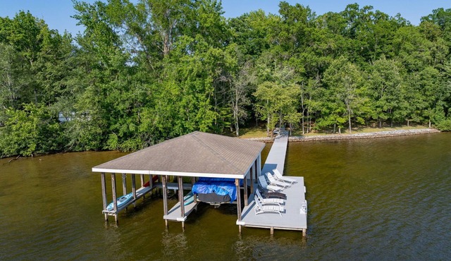 Lakefront: Hot tub, Dock, Firepit, Kayaks, Grill, Sleeps 13