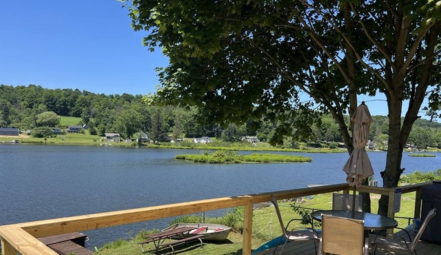 LAKEFRONT. Hot tub. Fireplace. Close to Elk Mtn. Dog friendly. Updated in 2022.