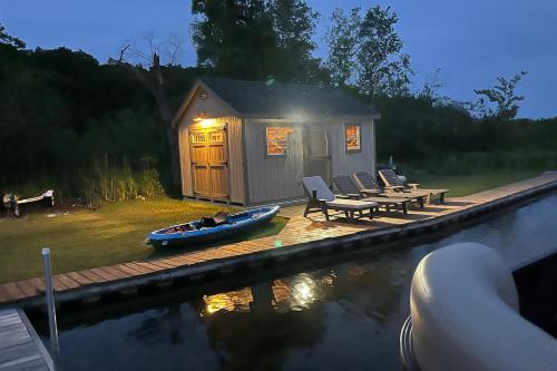 Lakefront Hot Tub, Firepit, Kayaks Private Dock