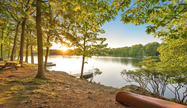 Lakefront, Hot Tub, Fishing, Pool, Kayaks, Dock Games, Fireplace