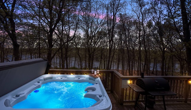 Lakefront, Hot Tub, Hiking, Pool, Pickleball, Pets Games, Fireplace