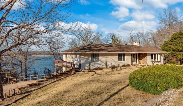 🌊Lakefront Hot Tub🛶Kayaks🔥Firepit🏖️Nature Lovers🦅Peaceful waterfront deck