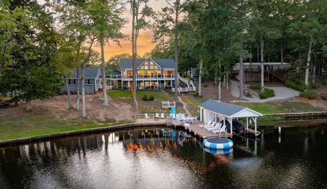 Lakefront, Hot Tub, Kayaks, Pool Table & Fire Pit