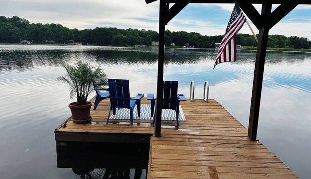 Lakefront: Hot Tub, Private Dock, Firepit, Kayaks, Fishing, Pet Friendly