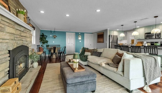 Lakefront + Hot Tub, sleeps 8 -Blue Waters Cottage