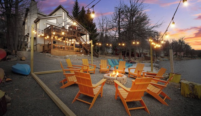 Lakefront,Hot Tub, Sauna, Firepit, Game Room, Sleeps 12