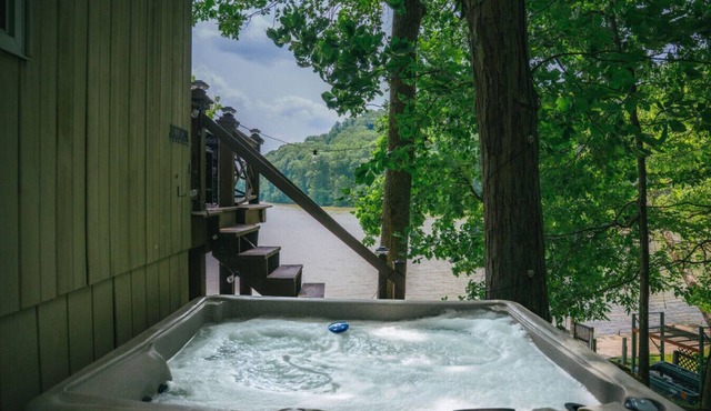 Lakefront Hot tub. Amazing views. 35 min to Indy