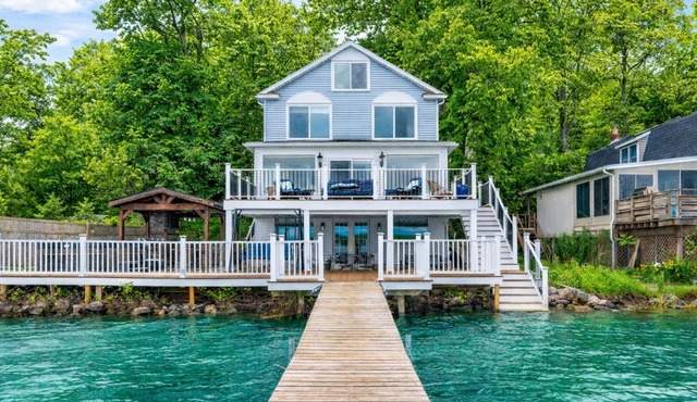 Lakefront | Hot Tub | 10 Guest | Dock + Kayaks