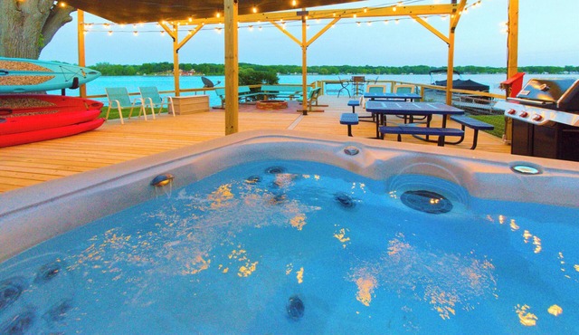 Lakefront Hot Tub Walk to Beach & Downtown