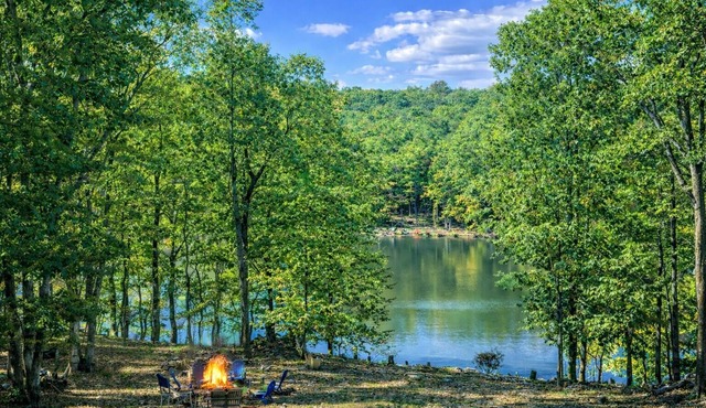 Lakefront house, hot tub/sauna, two playrooms, and two living rooms XL dining.