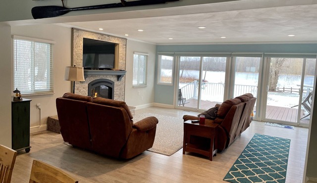 Lakefront House close to Ann Arbor!
