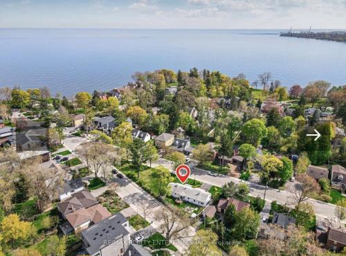Lakefront HOUSE in Port Credit, South Mississauga