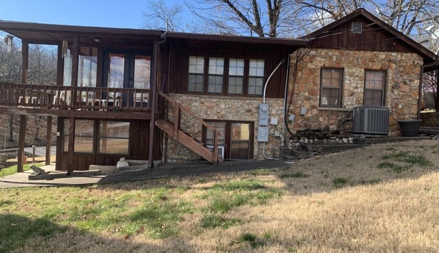 Lakefront house in quiet cove