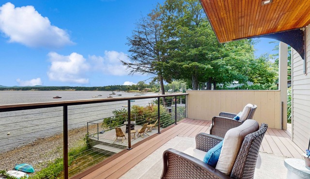 Lakefront house, mountain views, hot tub, kayaks, floating dock, fireplace, bbq