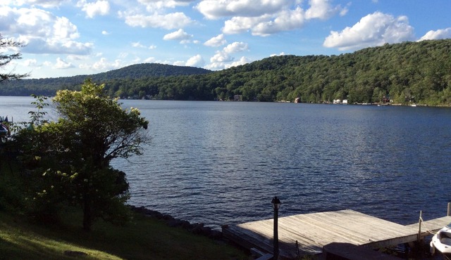 Lakefront House on Beautiful Canada Lake