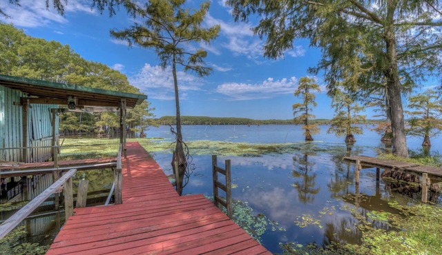 LAKEFRONT HOUSE ON BEAUTIFUL CADDO LAKE
