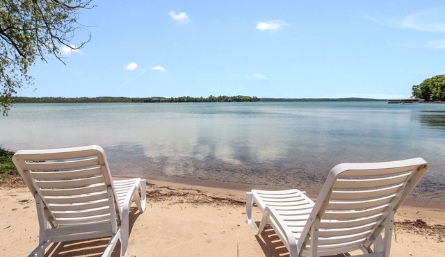 Lakefront house on beautiful Elk Lake - Pontoon AvailablenVR 2026-05/06 Campbell