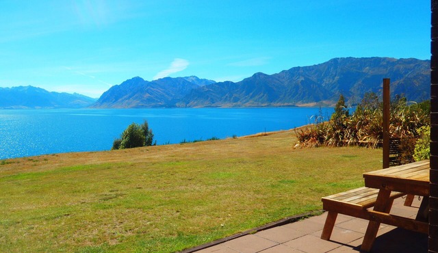 Lakefront House - overlooking Lake Hawea
